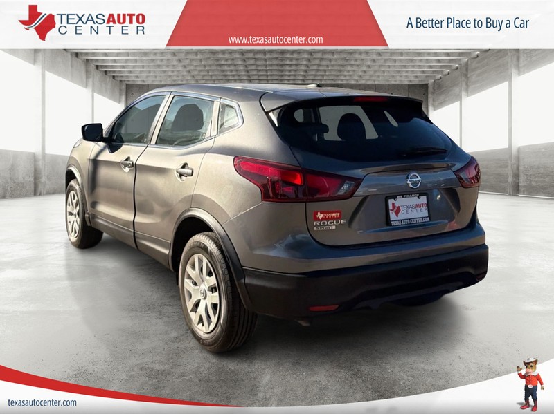 Nissan Rogue Sport Vehicle Full-screen Gallery Image 08