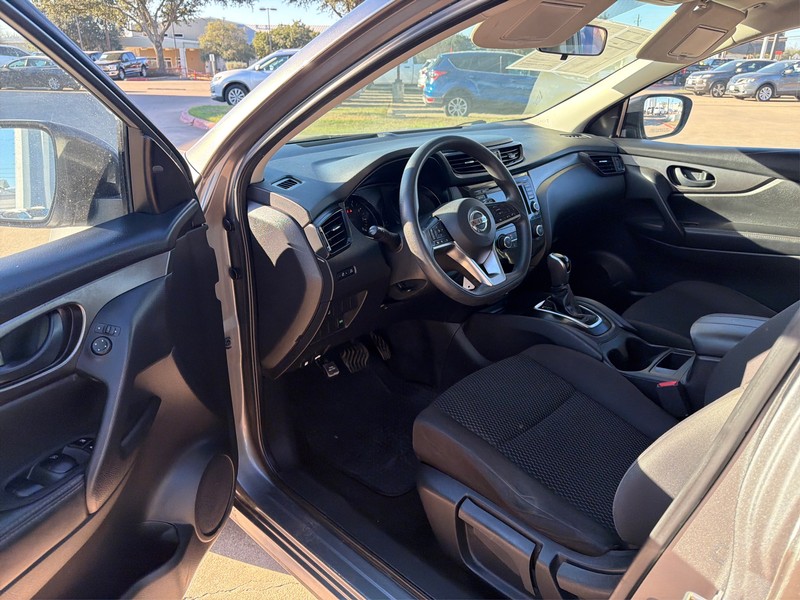 Nissan Rogue Sport Vehicle Full-screen Gallery Image 09