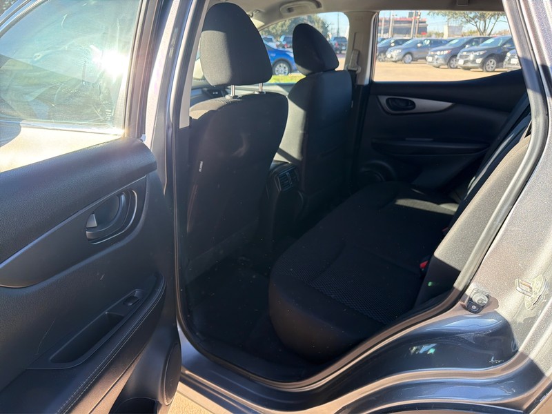 Nissan Rogue Sport Vehicle Full-screen Gallery Image 10