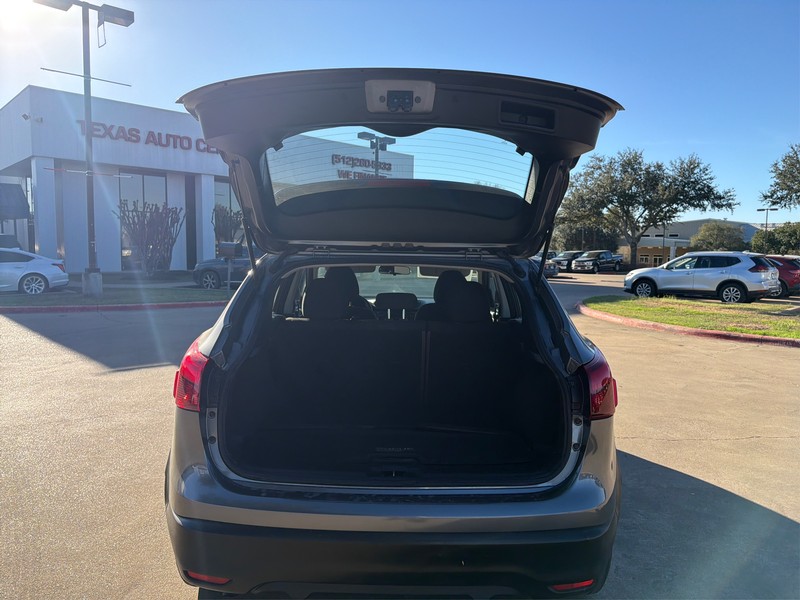 Nissan Rogue Sport Vehicle Full-screen Gallery Image 11