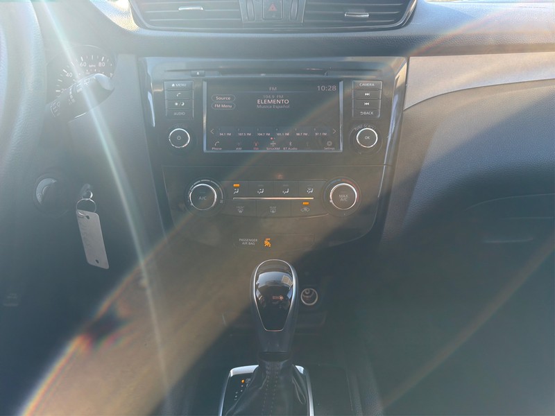 Nissan Rogue Sport Vehicle Full-screen Gallery Image 12