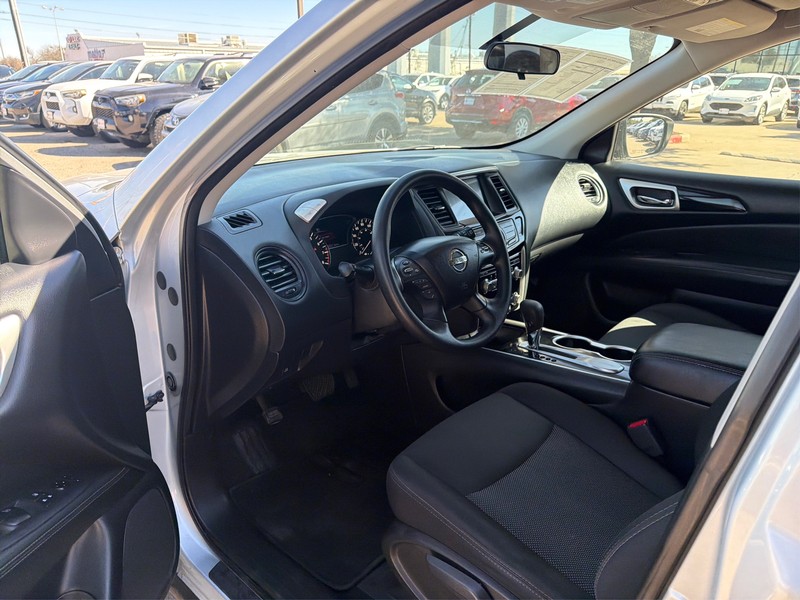 Nissan Pathfinder Vehicle Full-screen Gallery Image 09