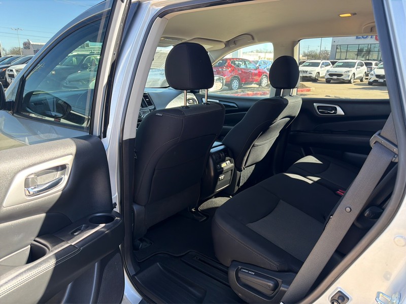 Nissan Pathfinder Vehicle Full-screen Gallery Image 10