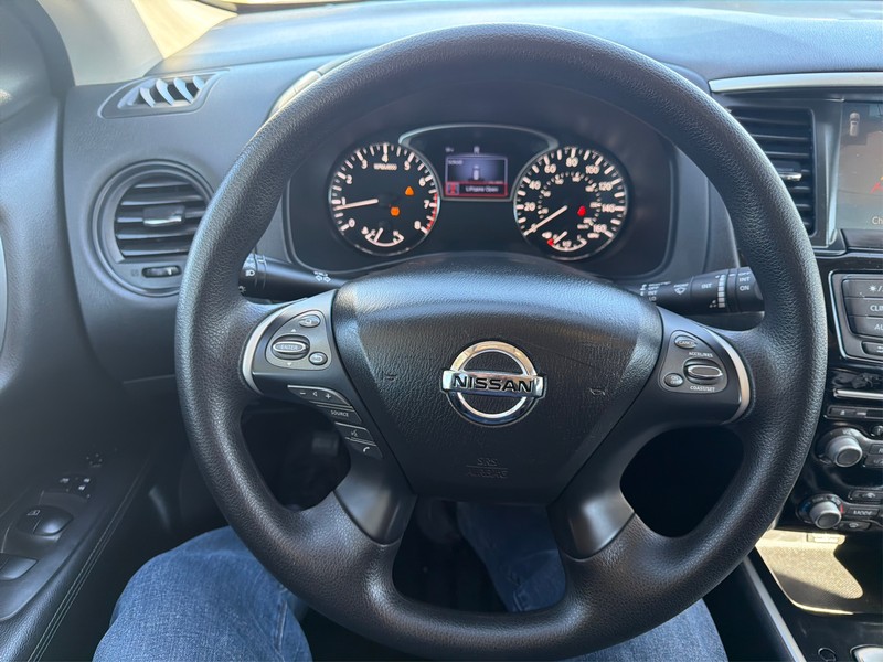 Nissan Pathfinder Vehicle Full-screen Gallery Image 14