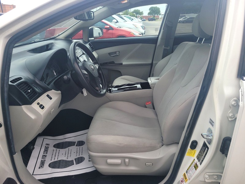 Toyota Venza Vehicle Full-screen Gallery Image 9