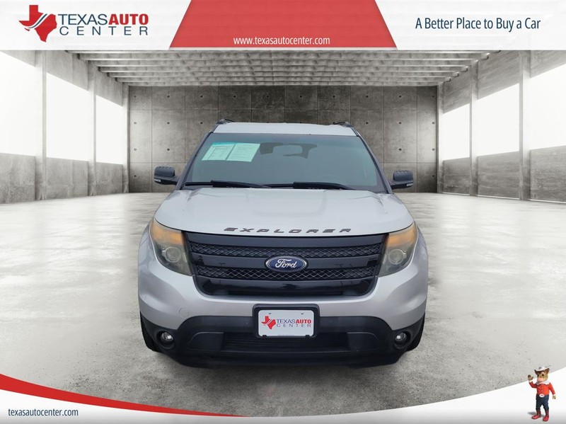 Ford Explorer Vehicle Full-screen Gallery Image 3