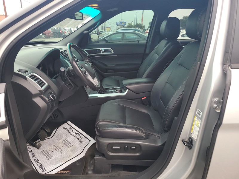 Ford Explorer Vehicle Full-screen Gallery Image 9