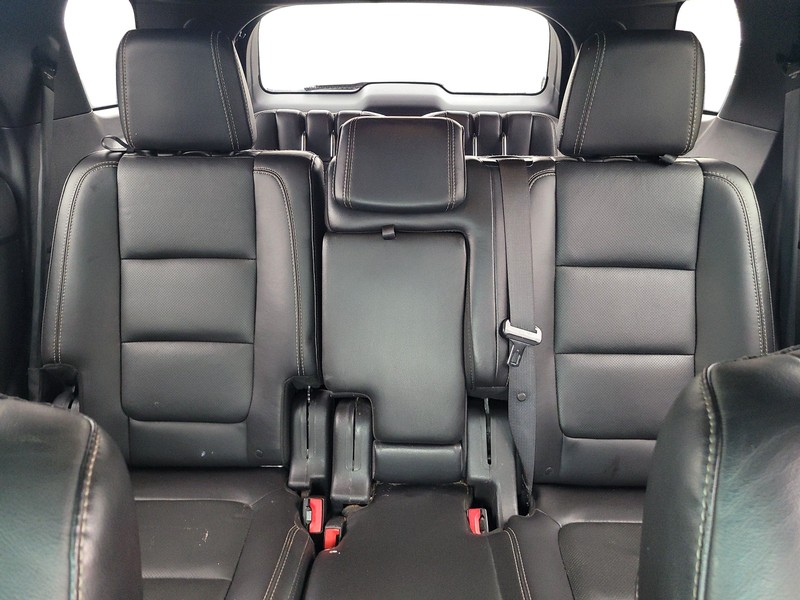 Ford Explorer Vehicle Full-screen Gallery Image 13