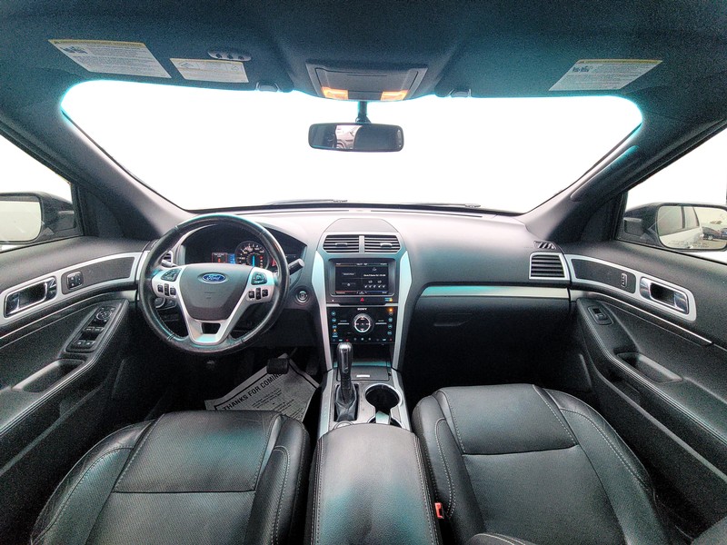 Ford Explorer Vehicle Full-screen Gallery Image 15