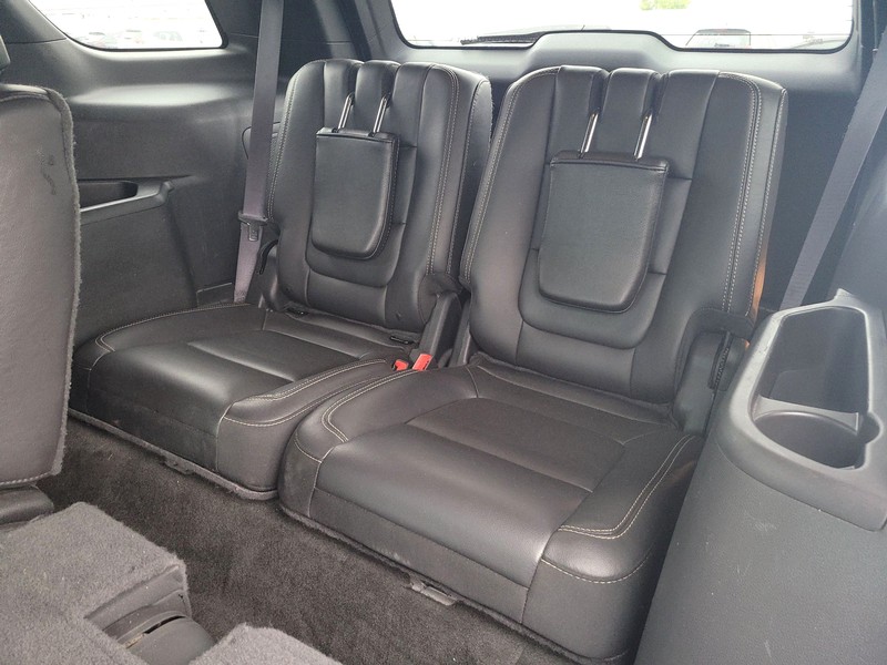 Ford Explorer Vehicle Full-screen Gallery Image 18