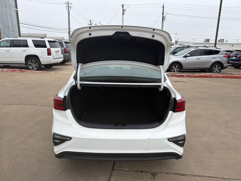 Kia Forte Vehicle Full-screen Gallery Image 11