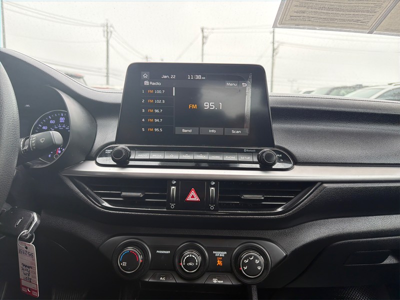 Kia Forte Vehicle Full-screen Gallery Image 12