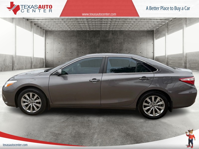 Toyota Camry Vehicle Full-screen Gallery Image 05