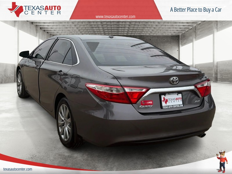 Toyota Camry Vehicle Full-screen Gallery Image 08