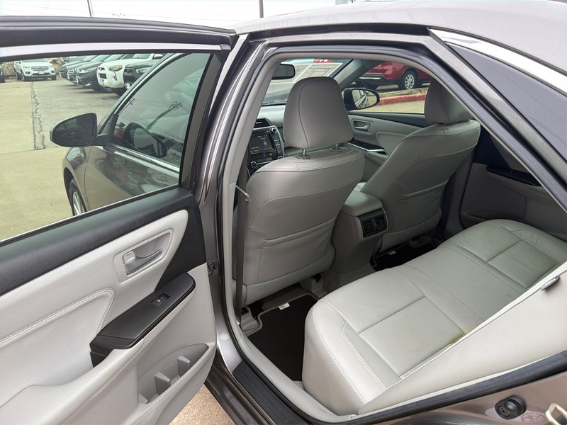 Toyota Camry Vehicle Full-screen Gallery Image 10