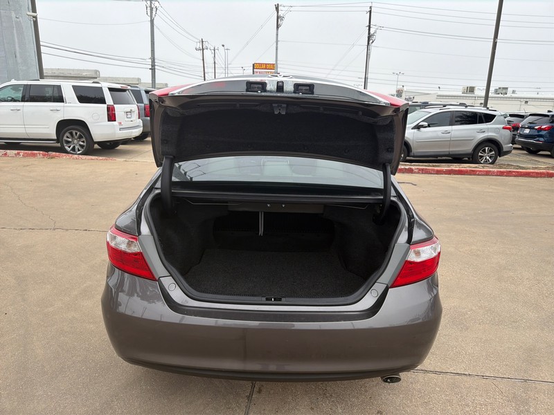 Toyota Camry Vehicle Full-screen Gallery Image 11