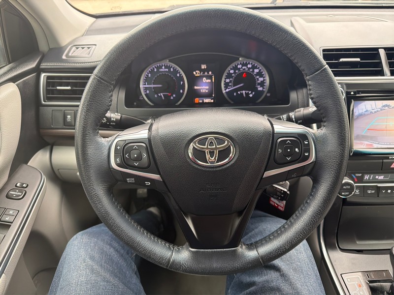 Toyota Camry Vehicle Full-screen Gallery Image 14