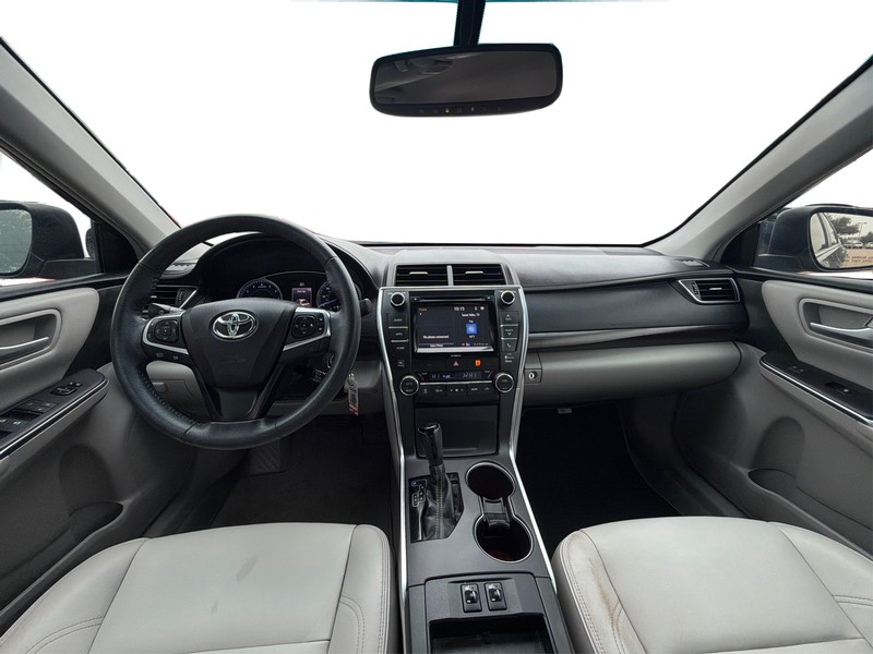 Toyota Camry Vehicle Full-screen Gallery Image 16
