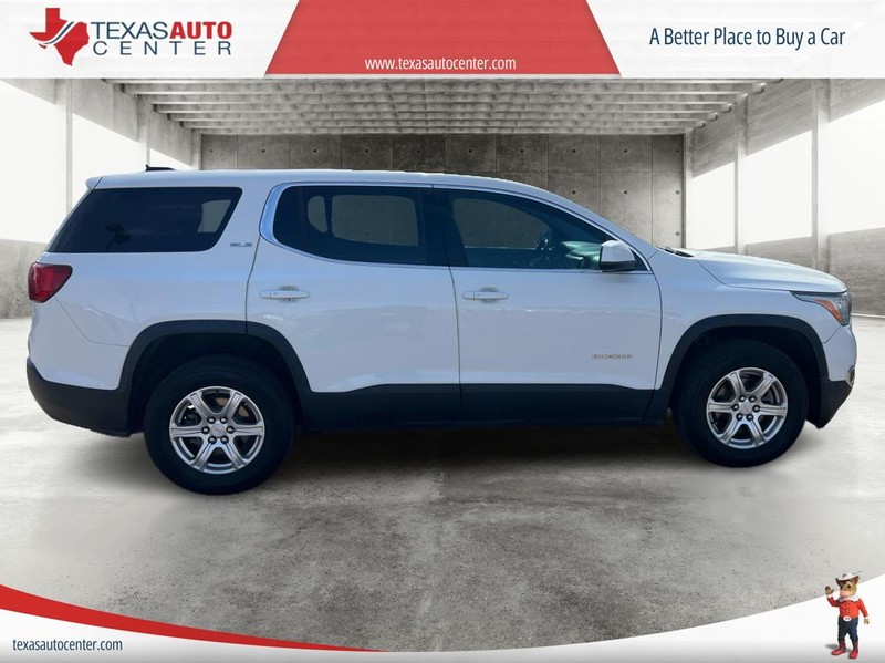 GMC Acadia Vehicle Full-screen Gallery Image 3