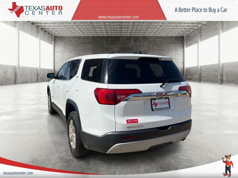 GMC Acadia Vehicle Full-screen Gallery Image 6