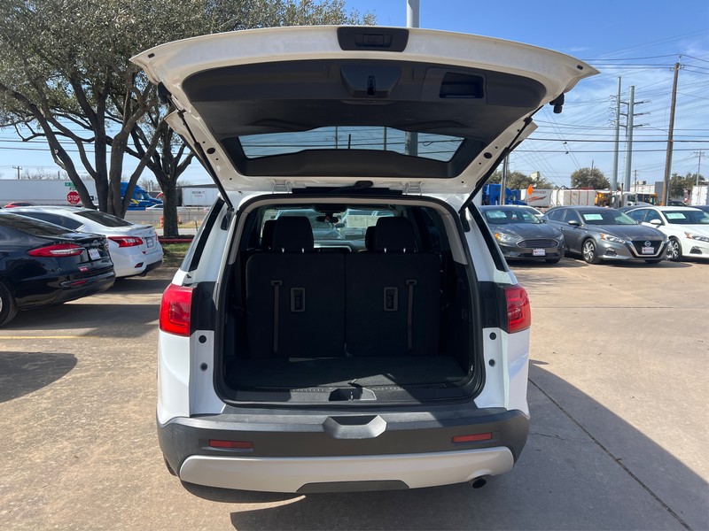 GMC Acadia Vehicle Full-screen Gallery Image 9