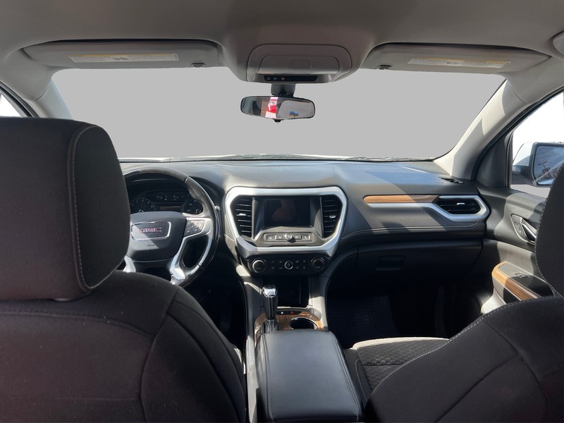 GMC Acadia Vehicle Full-screen Gallery Image 14