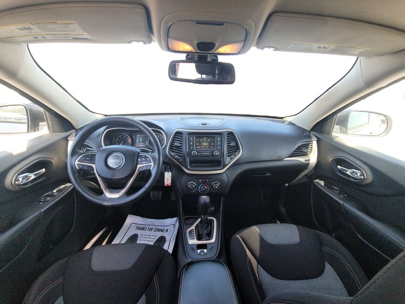 Jeep Cherokee Vehicle Full-screen Gallery Image 15