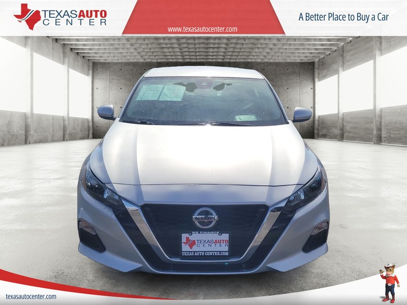 Nissan Altima Vehicle Full-screen Gallery Image 03