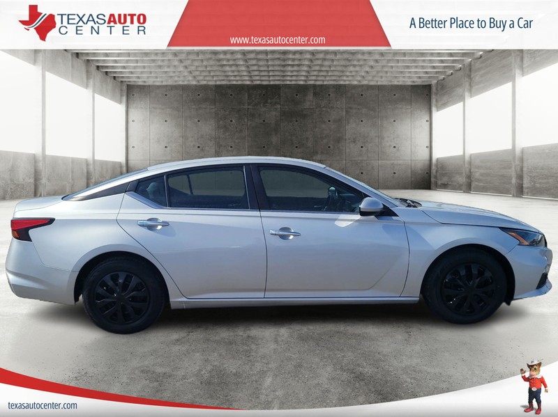 Nissan Altima Vehicle Full-screen Gallery Image 04