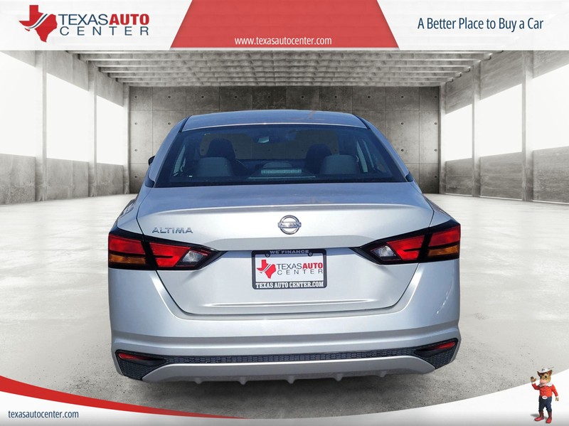 Nissan Altima Vehicle Full-screen Gallery Image 06