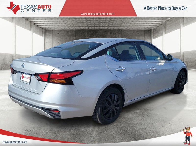 Nissan Altima Vehicle Full-screen Gallery Image 07