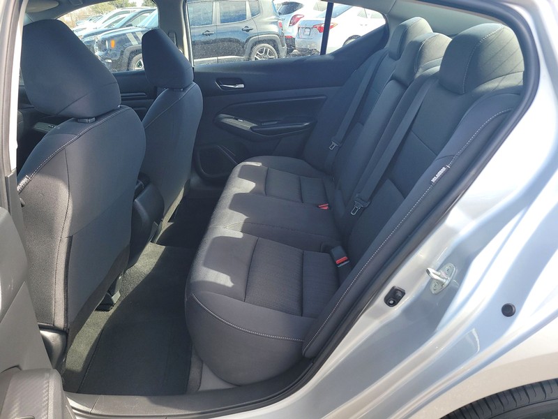 Nissan Altima Vehicle Full-screen Gallery Image 10