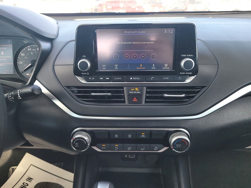 Nissan Altima Vehicle Full-screen Gallery Image 11