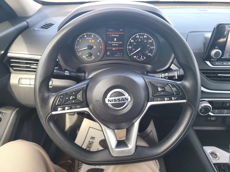 Nissan Altima Vehicle Full-screen Gallery Image 13