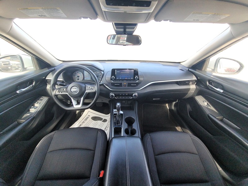 Nissan Altima Vehicle Full-screen Gallery Image 14