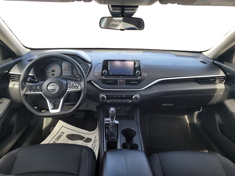 Nissan Altima Vehicle Full-screen Gallery Image 15