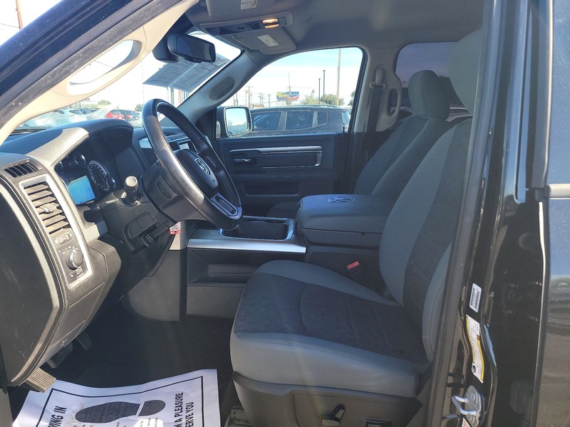 Ram 1500 Classic Vehicle Full-screen Gallery Image 07