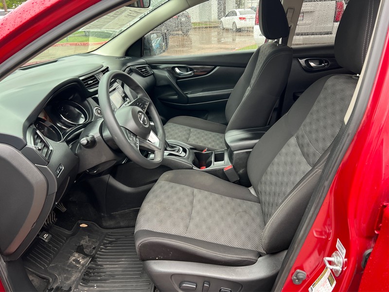 Nissan Rogue Sport Vehicle Full-screen Gallery Image 8