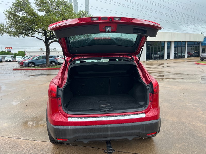 Nissan Rogue Sport Vehicle Full-screen Gallery Image 10