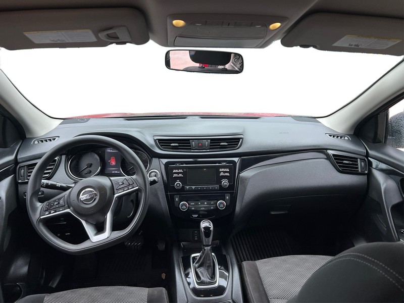 Nissan Rogue Sport Vehicle Full-screen Gallery Image 15