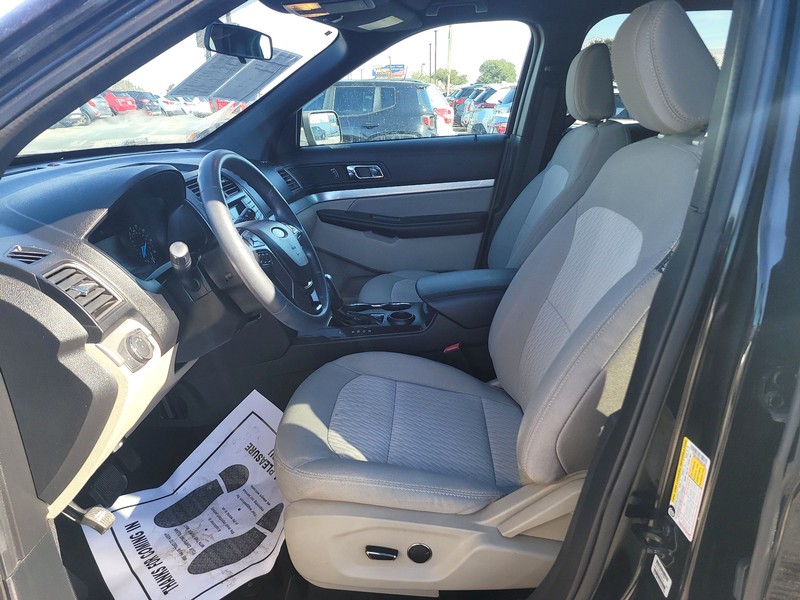 Ford Explorer Vehicle Full-screen Gallery Image 09