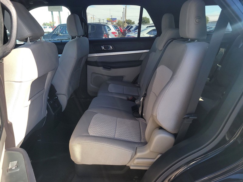 Ford Explorer Vehicle Full-screen Gallery Image 10