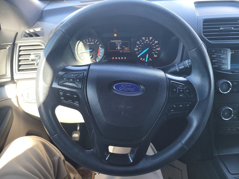 Ford Explorer Vehicle Full-screen Gallery Image 14