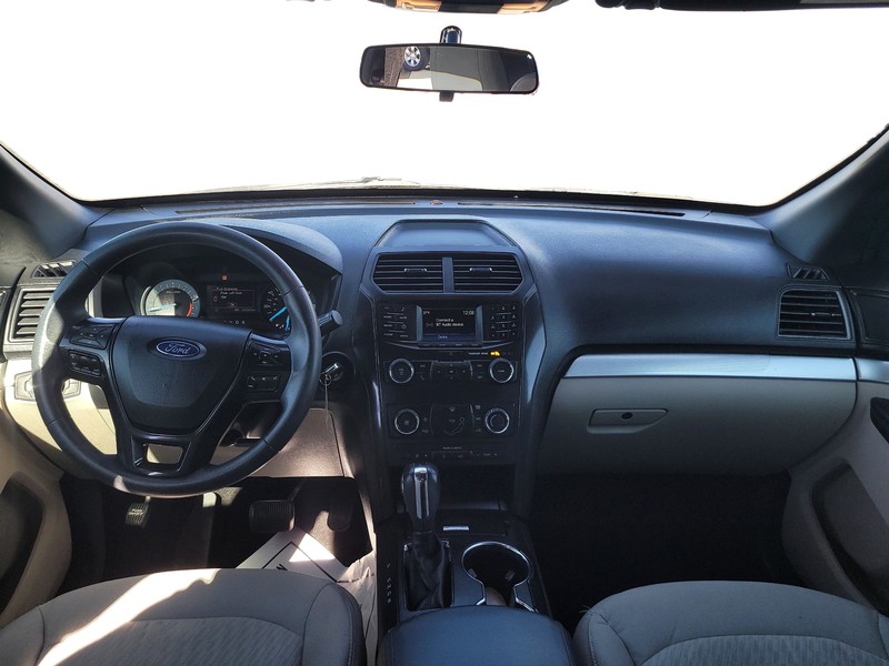 Ford Explorer Vehicle Full-screen Gallery Image 16