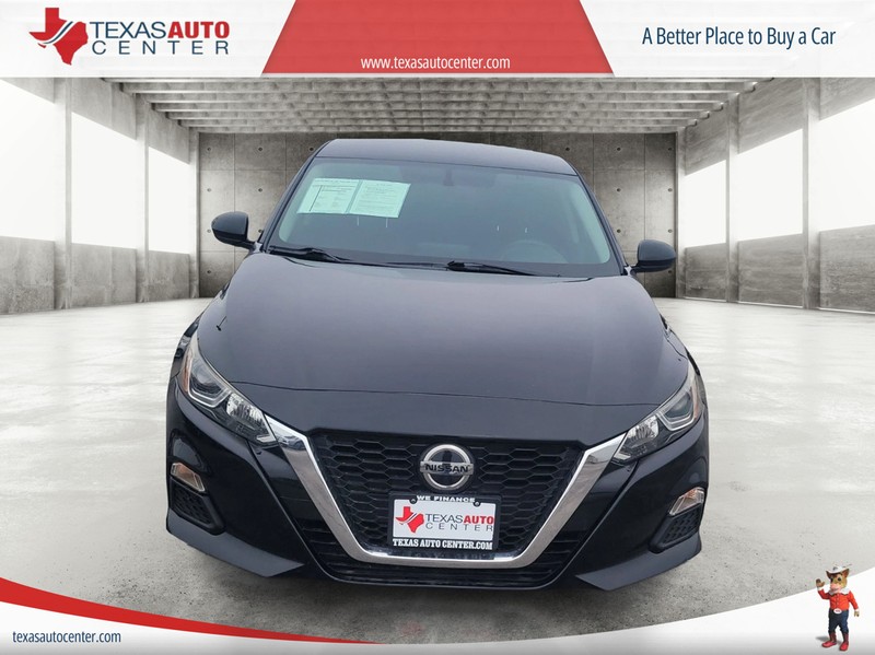 Nissan Altima Vehicle Full-screen Gallery Image 03