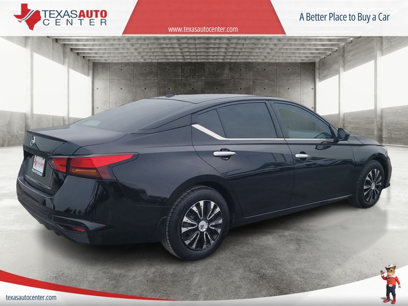 Nissan Altima Vehicle Full-screen Gallery Image 07