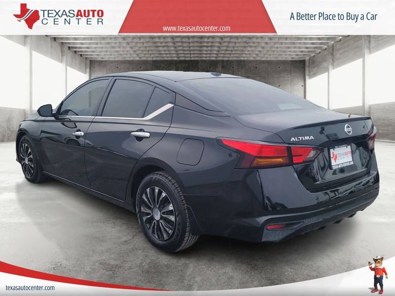 Nissan Altima Vehicle Full-screen Gallery Image 08