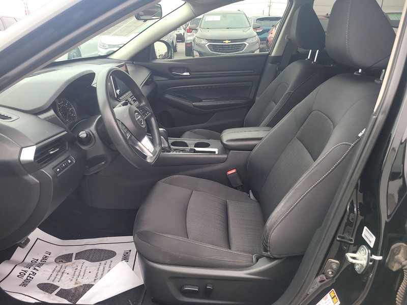 Nissan Altima Vehicle Full-screen Gallery Image 09