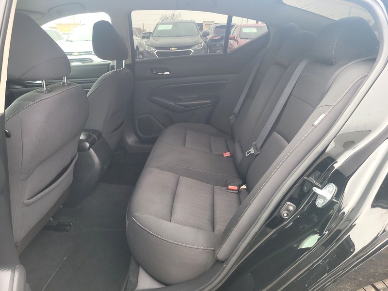 Nissan Altima Vehicle Full-screen Gallery Image 10