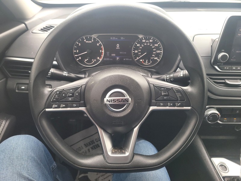 Nissan Altima Vehicle Full-screen Gallery Image 13